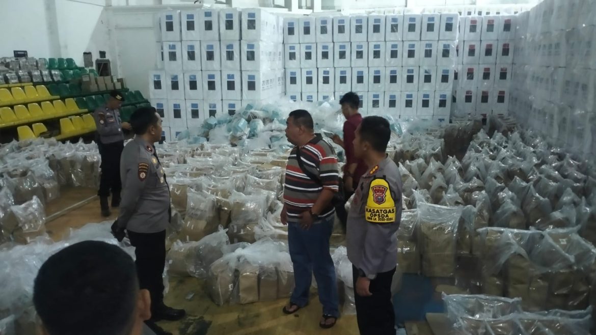 Tim Pamatwil Polda Riau Dir Samapta Cek Gudang Logistik Pemilu 2024 Rohil